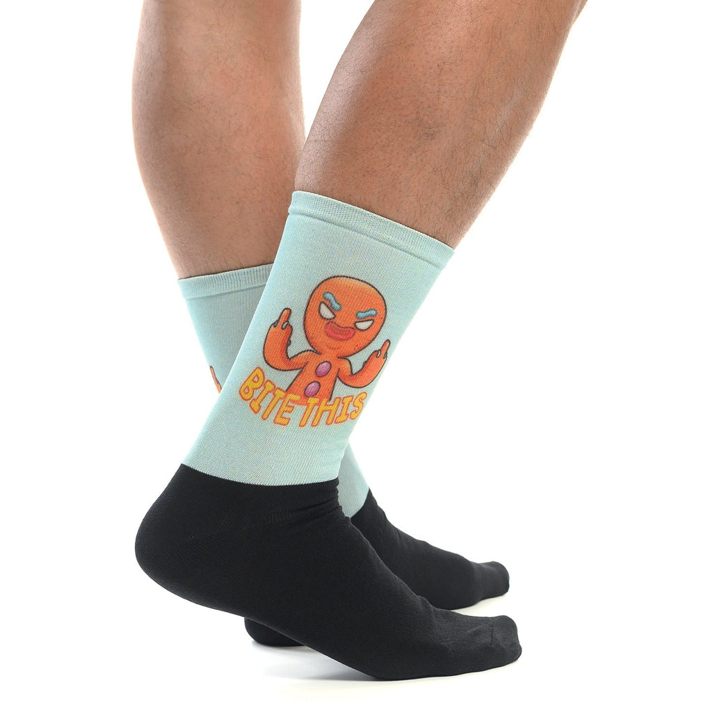 Дръзки чорапи с принт на джинджифилова бисквитка и надпис 'BITE THIS', подходящи за подарък за мъж и жена.