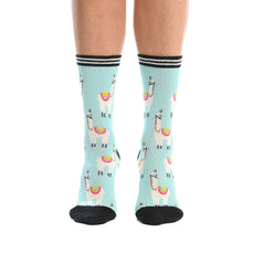 Чорапи с принт на лами на светлосин фон, идеални за забавен подарък и комфортно носене - Artyshocks.bg