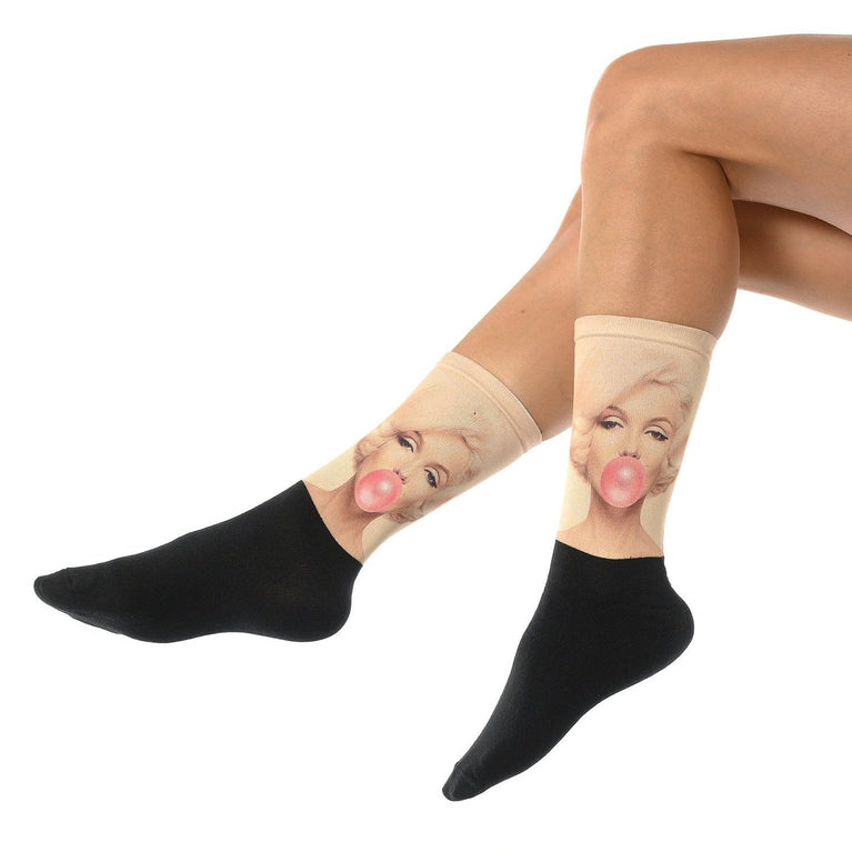 Чорапи с изображение на Мерилин Монро, издуваща балон от дъвка, черни и бежови - модерен подарък от Artyshocks.bg