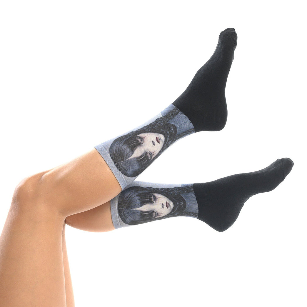 Готик чорапи с принт на Уенсдей Адамс, идеални за подарък и индивидуален стил от Artyshocks.bg