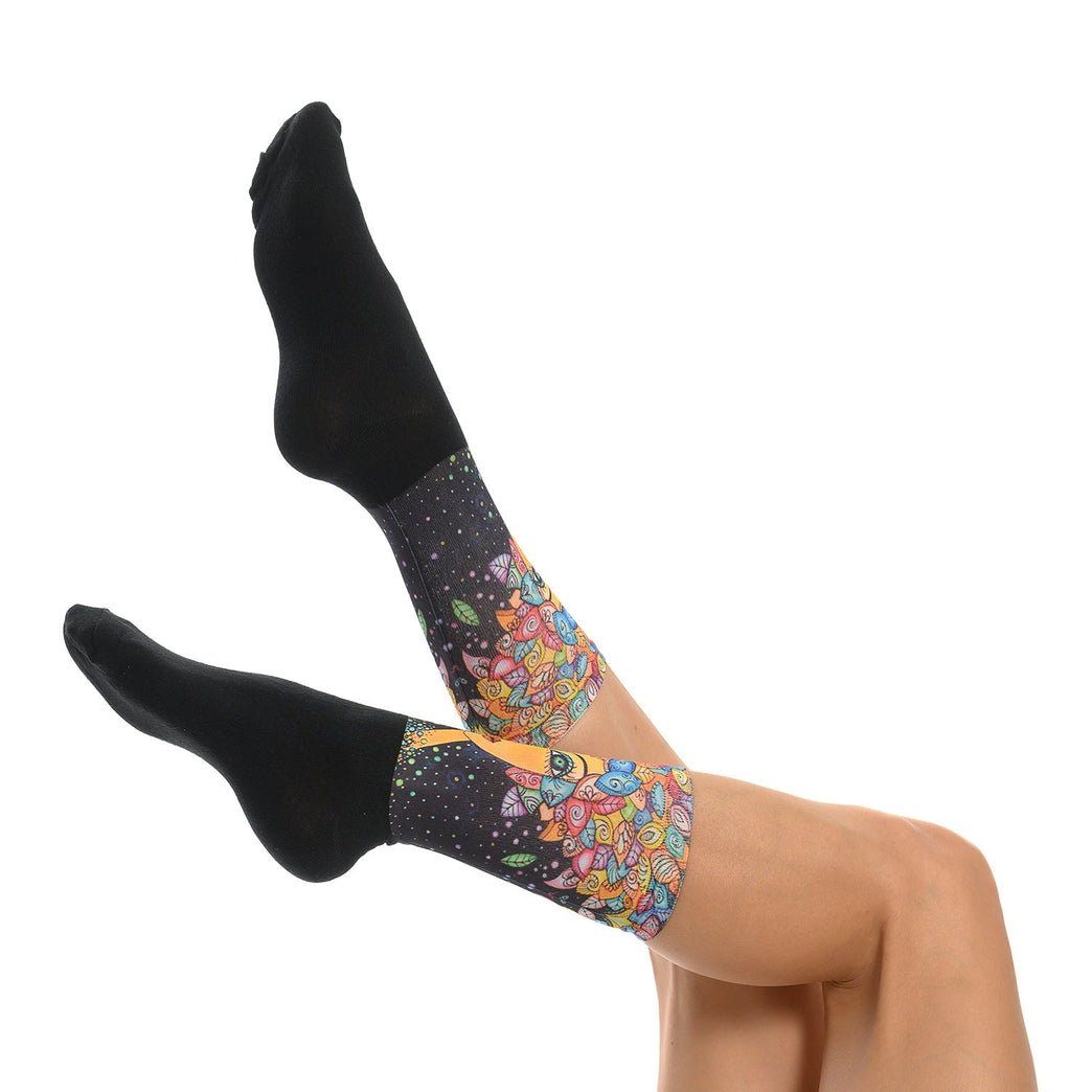 Забавни чорапи с абстрактен принт на феи и цветя, идеални за подарък и стилно допълнение в ежедневието.