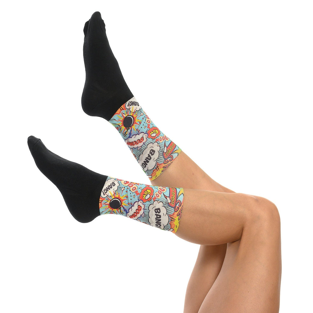 Забавни чорапи с комикс текст 'Bang!', идеален подарък за фенове на поп културата и модерните чорапи.