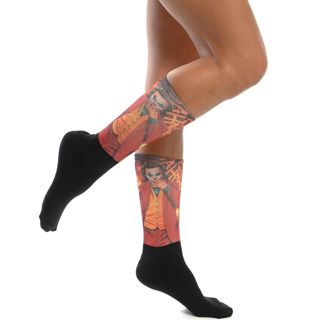 Чорапи с принт на Жокера в червен костюм - модерни и забавни чорапи. Идеален подарък за фенове на киното от Artyshocks.bg.