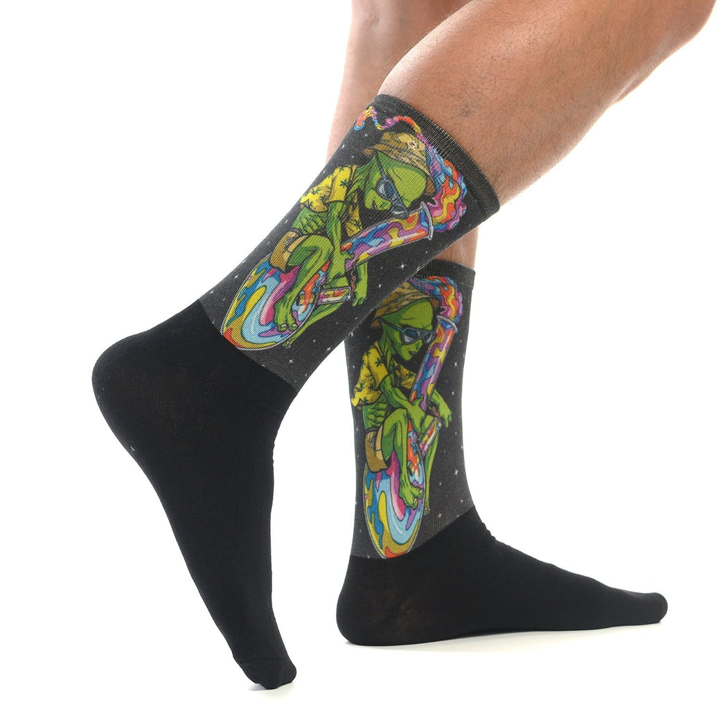 Весели чорапи с извънземен, който пуши бонг, идеални за подарък и нестандартен стил, Artyshocks.bg