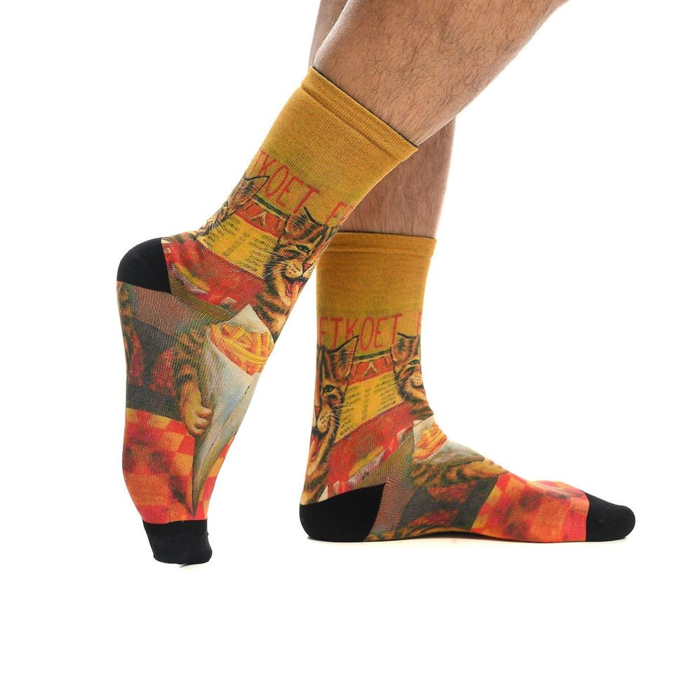 Забавни памучни чорапи с принт на котка, хапваща пържени картофки – идеален подарък за любители на животни. Виж в Artyshocks.bg.