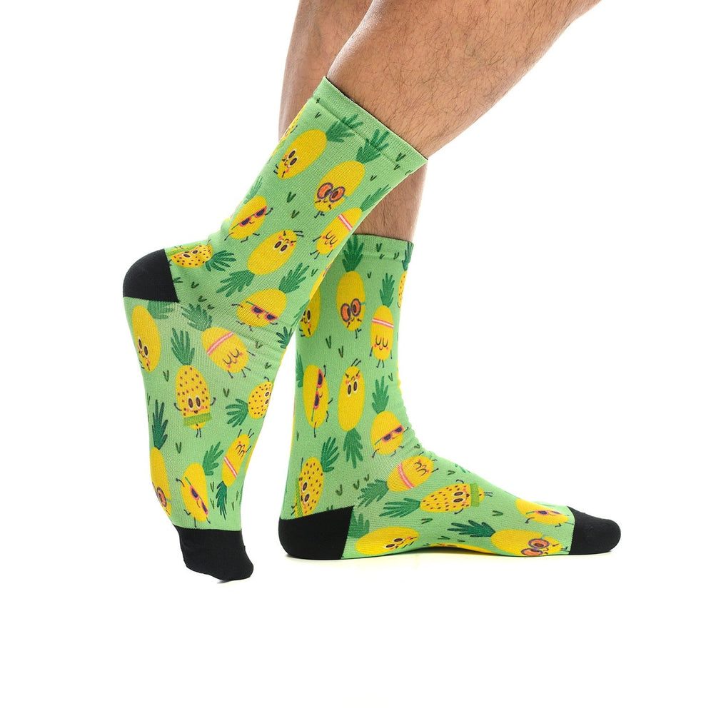 Забавни чорапи с ананасчета и слънчеви очила, свежа и модерна визия за лято в Artyshocks.bg