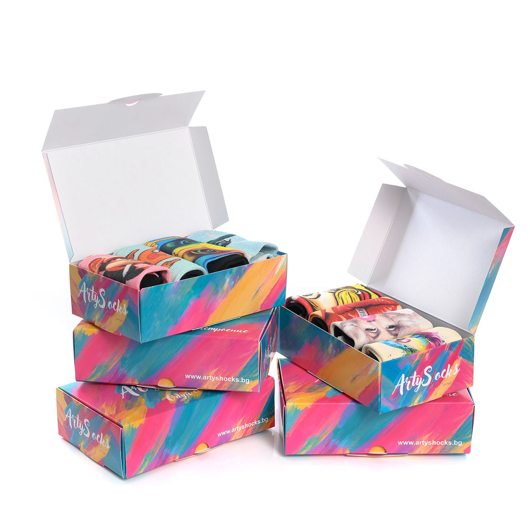 Подаръчни кутии с модерни чорапи - перфектен подарък за мъж и жена, памучни и уникални дизайни. Купете онлайн от Artyshocks.bg.