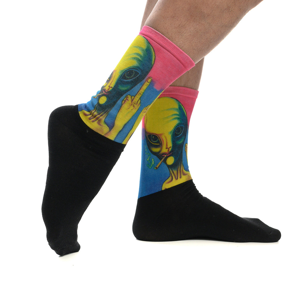 Забавни чорапи с извънземно пушач, среден пръст, модерен дизайн, идеален подарък за мъже и жени в Artyshocks.bg