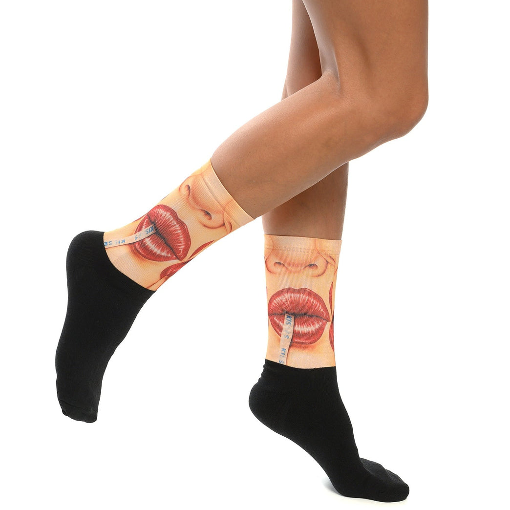 Провокативни чорапи с принт на целувка, произведени от памучни материали, идеални за стилен подарък - Artyshocks.bg