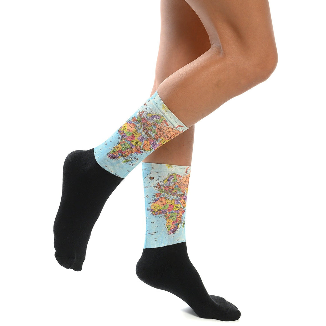 Оригинални чорапи с карта на света, модерни и удобни, идеални за пътешественици. Намерете ги в Artyshocks.bg.