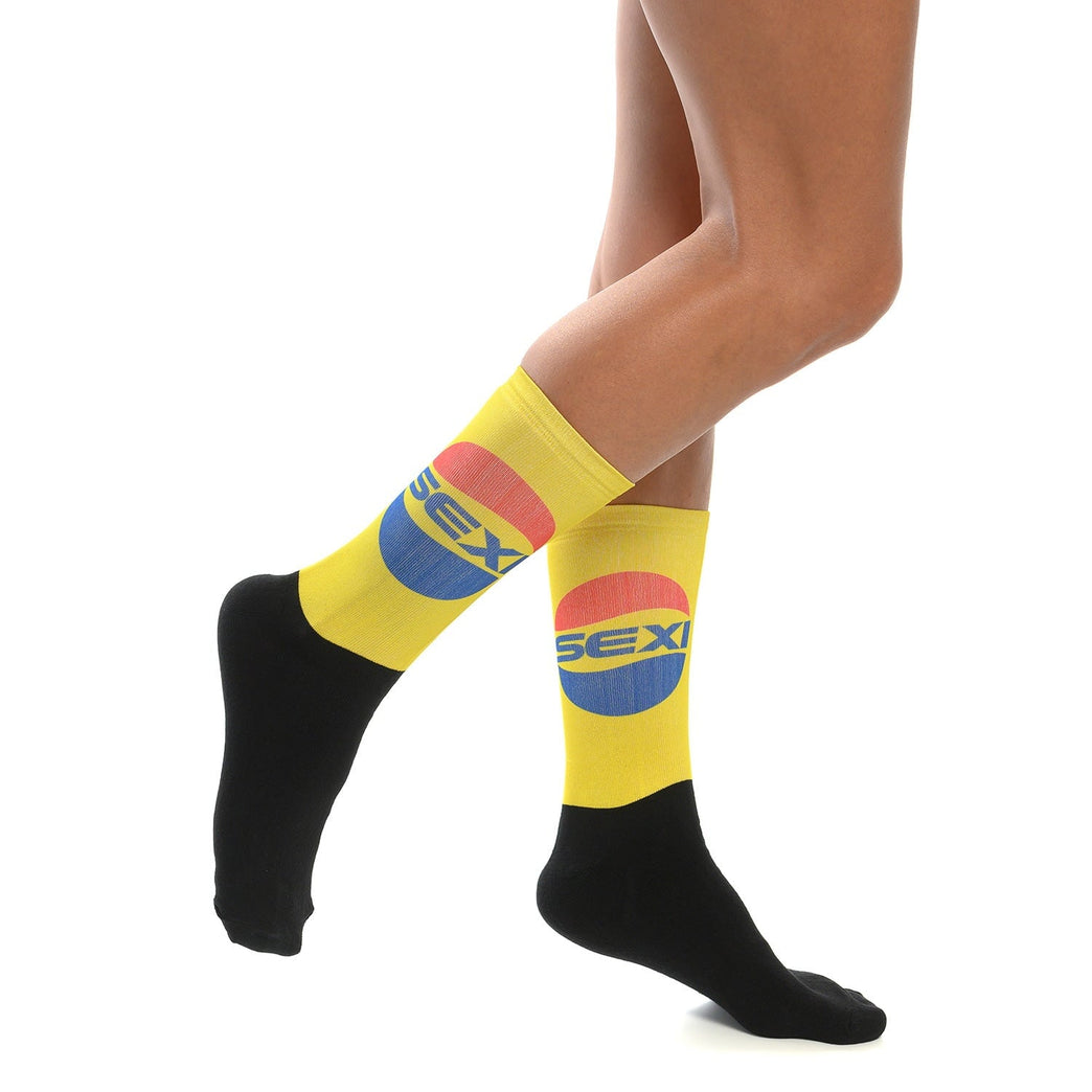 Забавни чорапи с надпис "Секси" и логото на Пепси, модерен и провокативен стил.