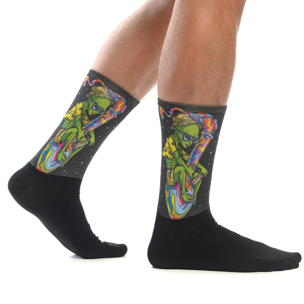 Чорапи с извънземен и бонг - забавен и нестандартен дизайн, идеален подарък за мъже и жени, модерни чорапи от Artyshocks.bg