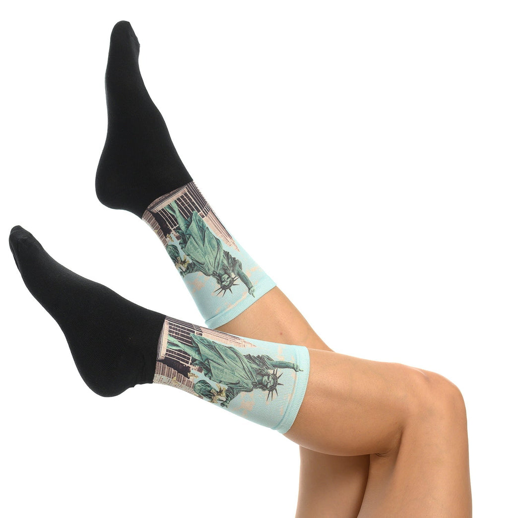 Провокативни чорапи със Статуя на свободата - модерни, памучни и забавни чорапи за подарък от Artyshocks.bg.