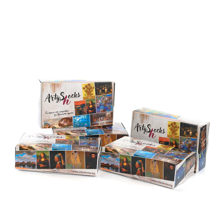 Подаръчни кутии "Artyshocks.bg" с чорапи, вдъхновени от класическото изкуство. Идеални за подарък, елегантно опаковани.