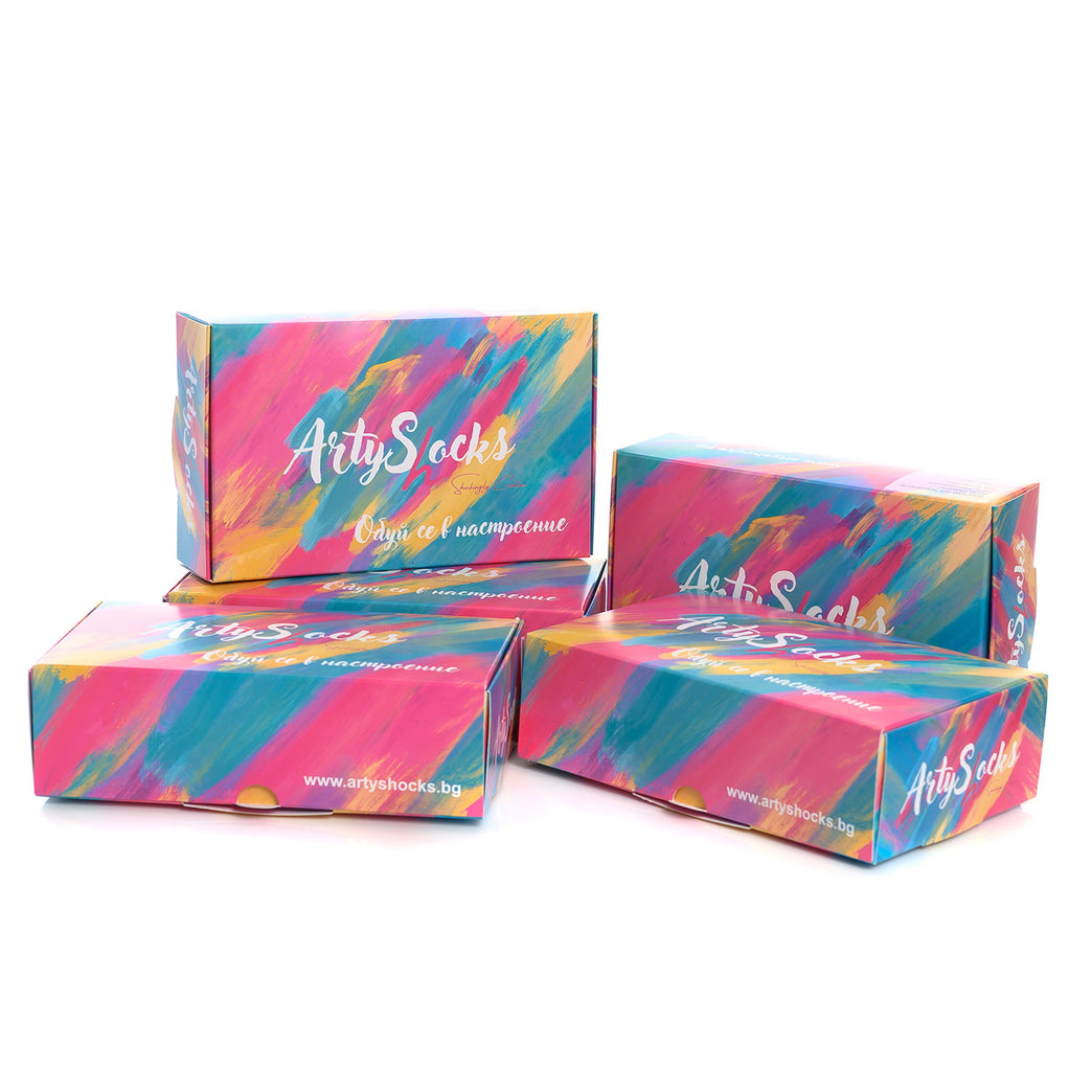 Подаръчни кутии Artyshocks.bg с чорапи, идеални за подарък със стил, модерни дизайни и безплатна доставка.