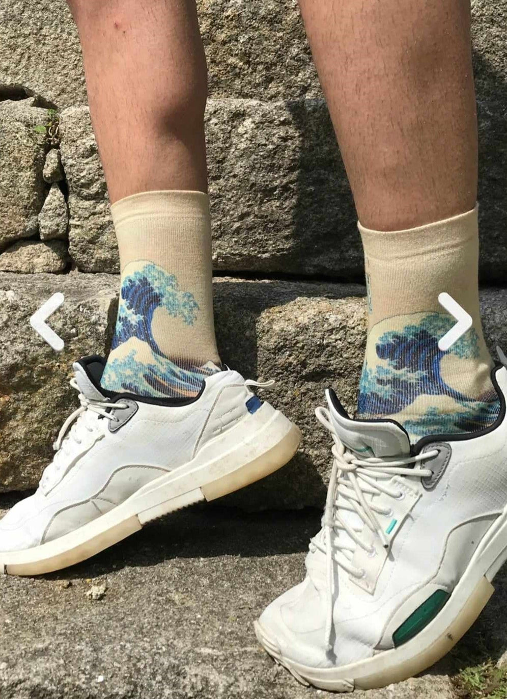 Модерни чорапи с репродукция на „Голямата вълна“ на Хокусай, комбинирани с кецове.