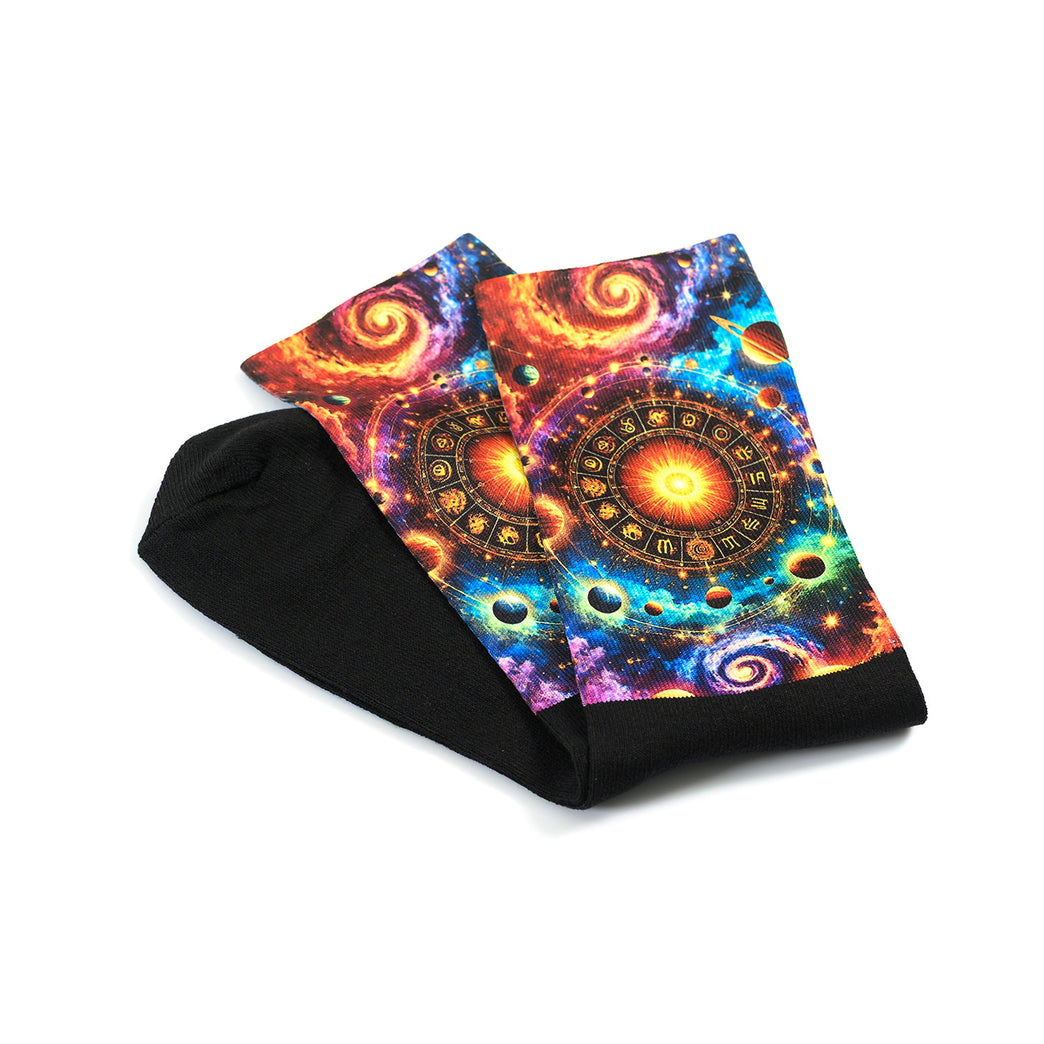 Забавни астро чорапи – "Звездите ми говорят" с галактически мотиви и ярки цветове.