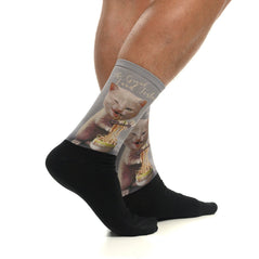 Памучни чорапи с принт на закачливо коте, яде нудли - забавен подарък от Artyshocks.bg.