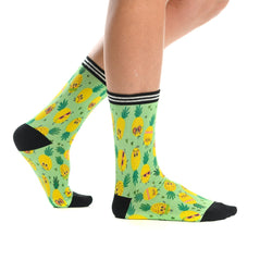 Забавни чорапи с ананаси и слънчеви очила, свеж летен дизайн, идеални за подарък от Artyshocks.bg.